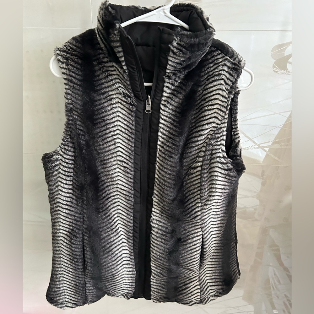 Reversible Sleeveless Fur Coat 🧥🖤🤍